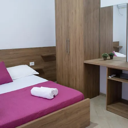 Apartment O-cyaneaalb *