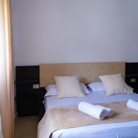 O-cyaneaalb Apartment Vlore