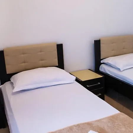 O-cyaneaalb Apartment Vlore